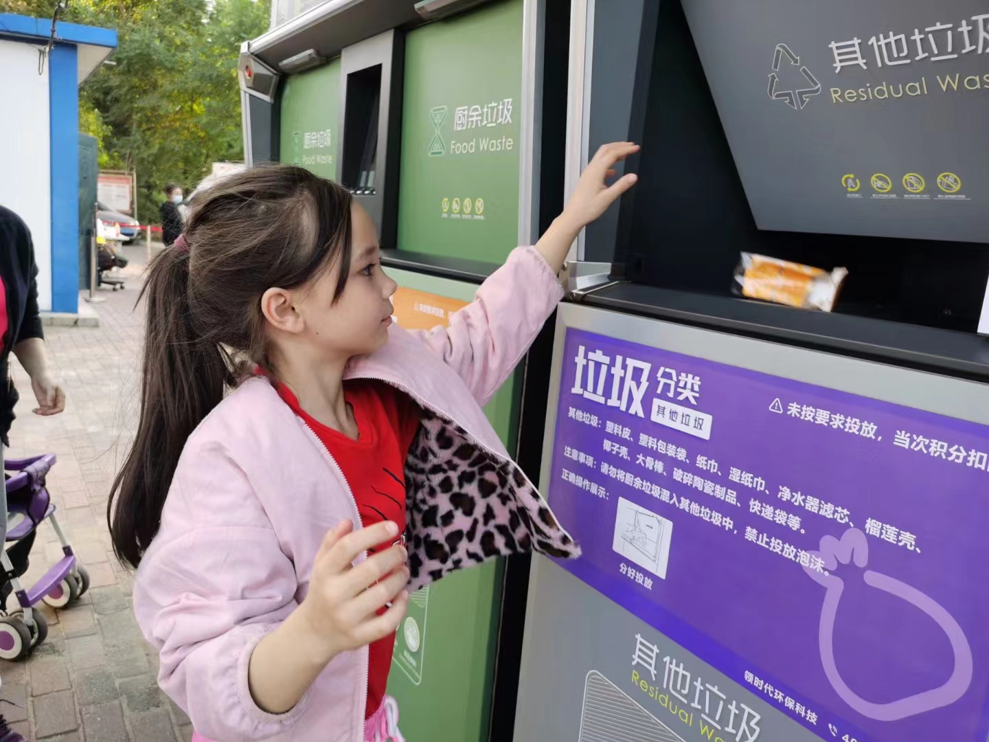 高科技與高顏值并存的智能垃圾分類箱，你身邊有了嗎？